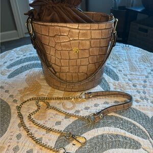 Chic Tan Croc-Embossed Bucket Bag with Gold Chain